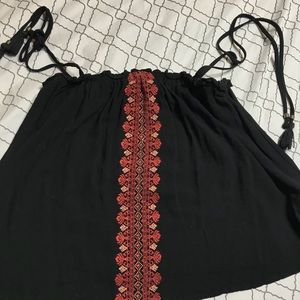 BLACK TUBE TOP WITH DESIGN DOWN MIDDLE